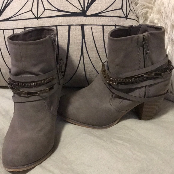 Liliana Shoes - Taupe sz 7.5 booties EUC
